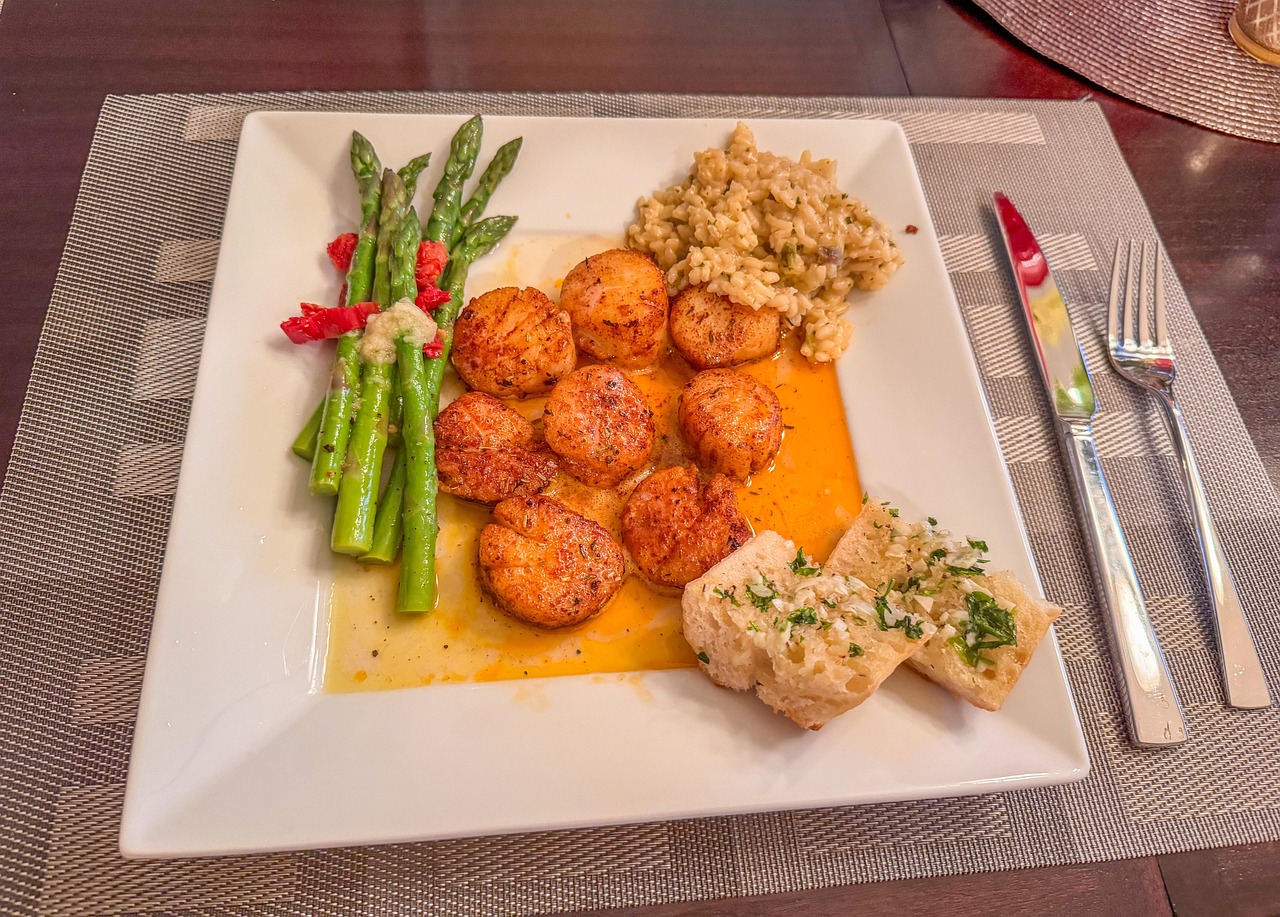 Scaloppine succose in padella, pronte per essere servite.