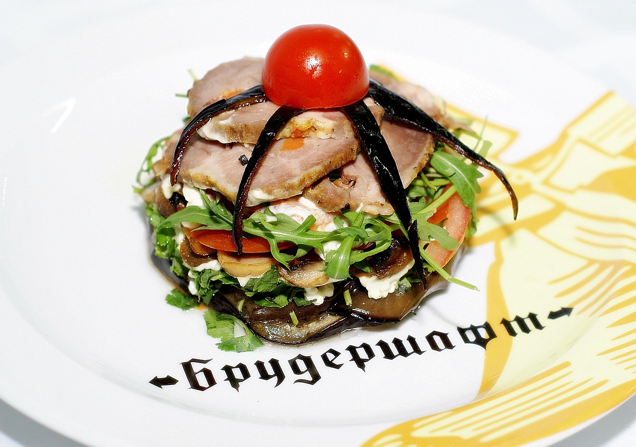 Melanzane a funghetto servite in un piatto, decorate con prezzemolo fresco.