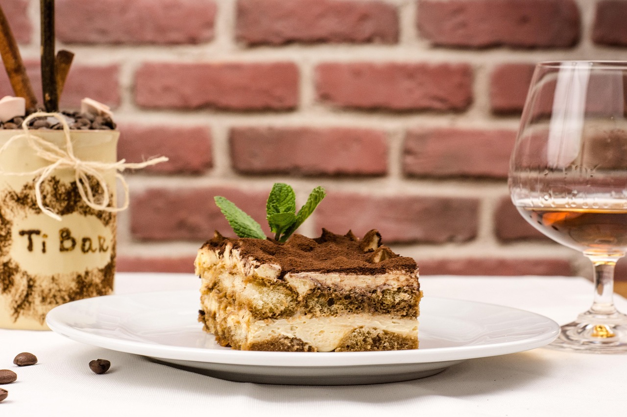 Tiramisù cremoso con strati di crema al mascarpone e cacao in polvere.