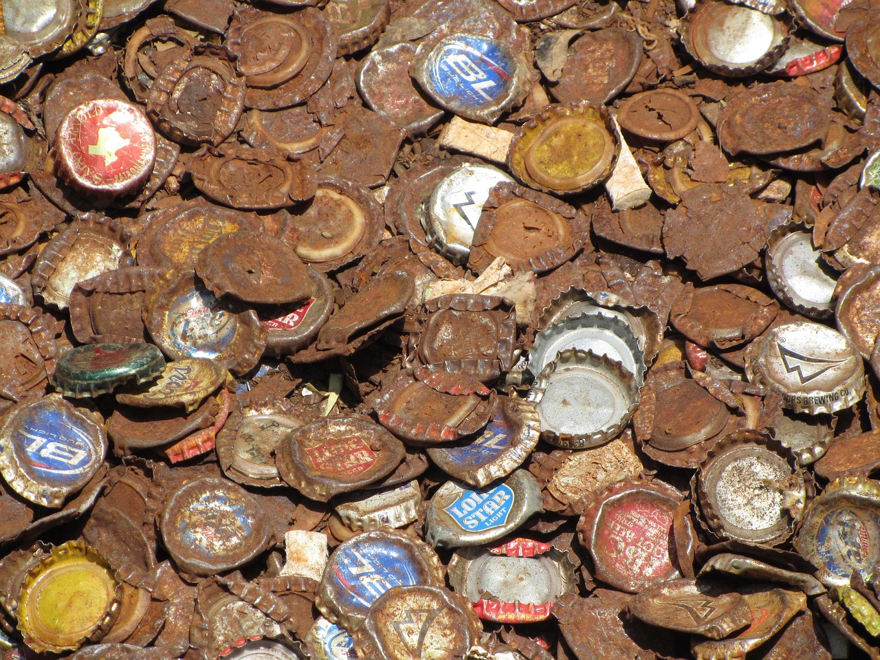 Gettoni telefonici vintage in ottime condizioni, simbolo di un'epoca passata da collezionare.