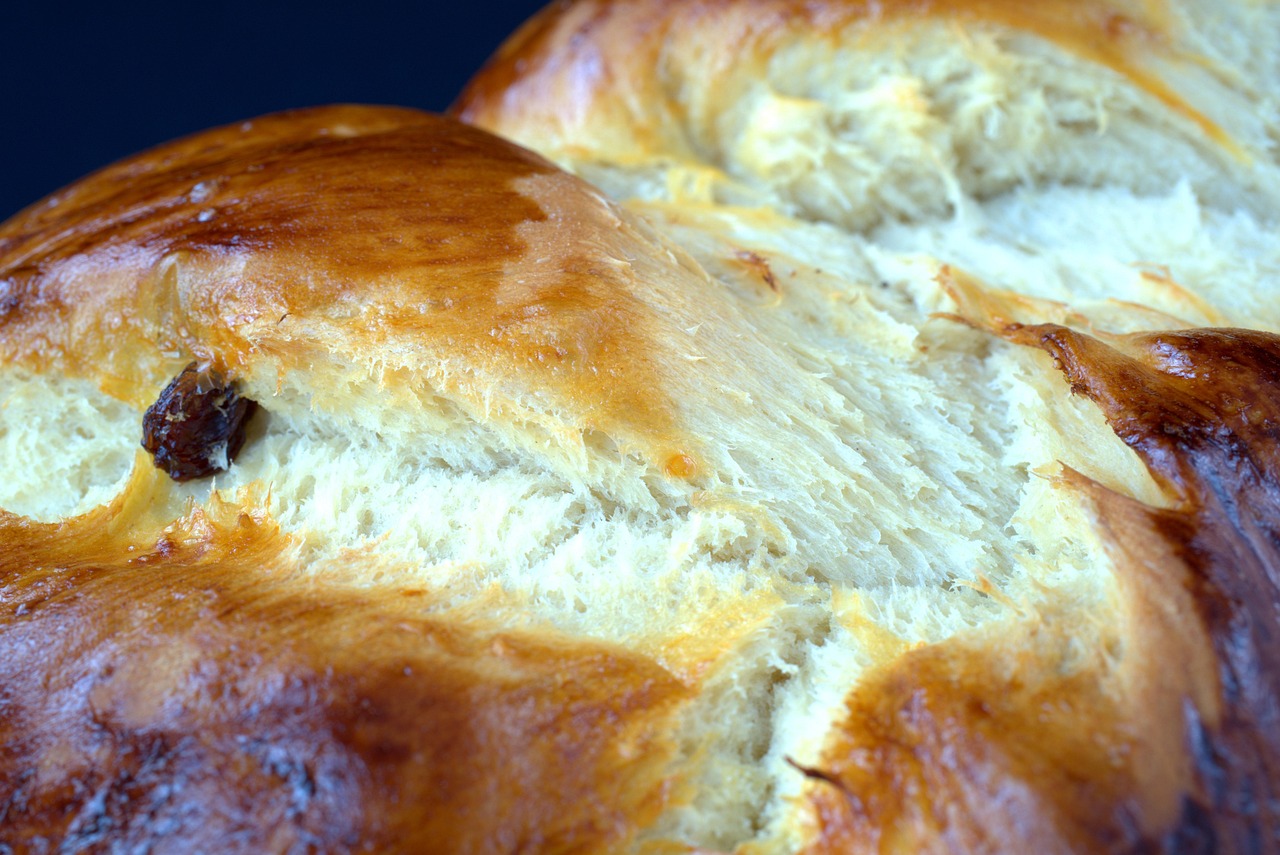 Immagine di un impasto di babà elastico e incordato, pronto per la cottura.