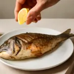 Abbinare il limone nel pesce: il motivo reale per cui ne basta pochissimo